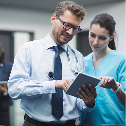 Doctores investigando con una tablet
