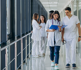 Doctores caminando en un hospital