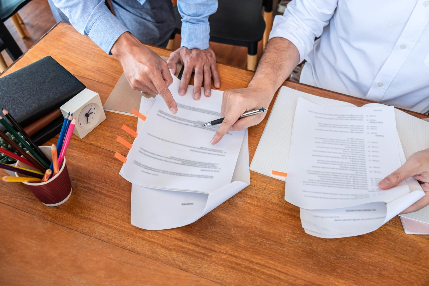 Documentos y actas de entrega relacionados con equipos corporativos