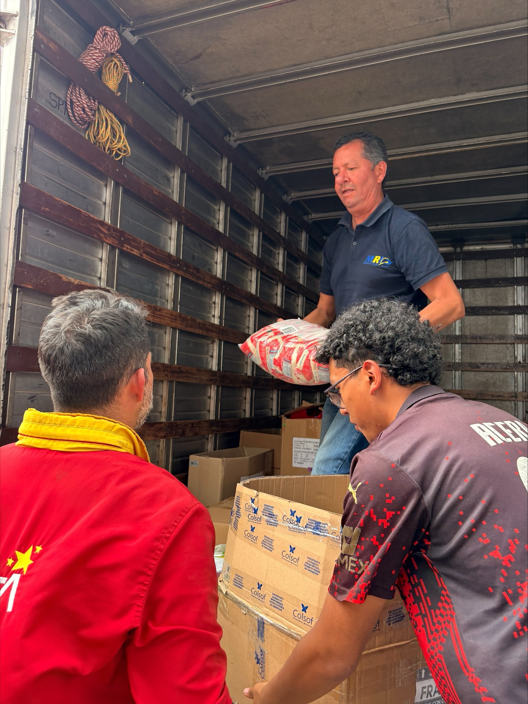 Entrega de donaciones realizada por el equipo solidario de Colsof