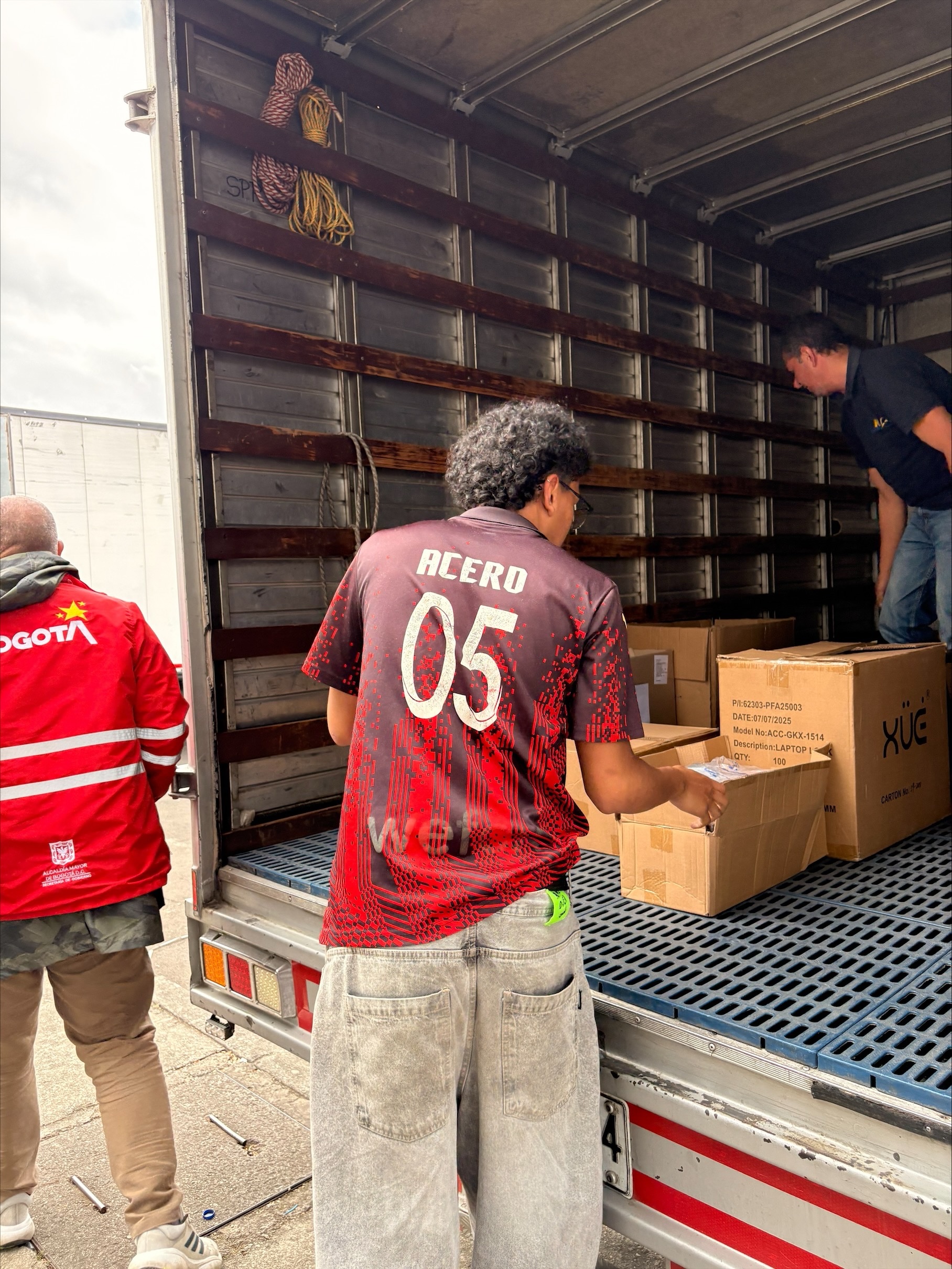 Entrega de cajas y suministros de la campaña solidaria
